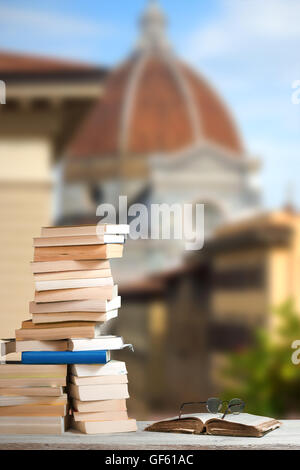 Pila di guide di viaggio prima del Duomo di Firenze Foto Stock