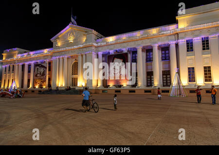 Managua, Nicaragua - Dicembre 22, 2015: Palazzo Nazionale vista di notte con le luci di Natale Foto Stock