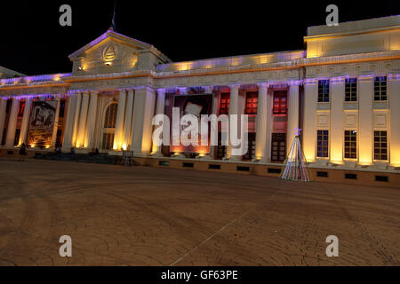 Managua, Nicaragua - Dicembre 22, 2015: Palazzo Nazionale vista di notte con le luci di Natale Foto Stock