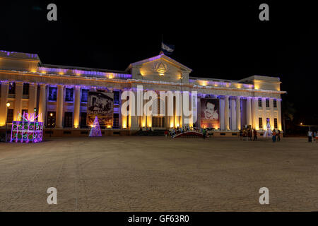 Managua, Nicaragua - Dicembre 22, 2015: Palazzo Nazionale vista di notte con le luci di Natale Foto Stock