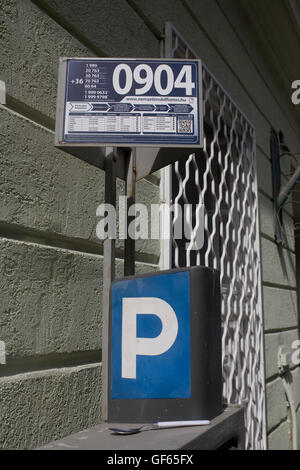 Parcheggio metro e nota esplicativa sulla Tompa Utca nel distretto IX Foto Stock