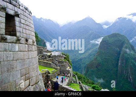 Il famoso Machu Picchu situato nelle montagne delle Ande Foto Stock