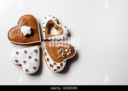 A forma di cuore gingerbread su sfondo bianco Foto Stock