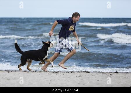 Uomo e Cane Da Montagna Dei Pirenei Foto Stock