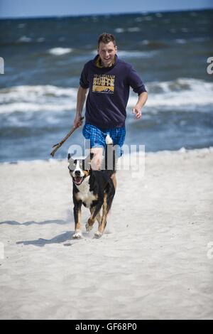 Uomo e Cane Da Montagna Dei Pirenei Foto Stock