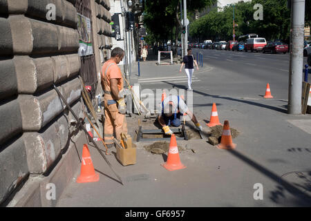 Gli ingegneri che lavorano sul coperchio di scarico su Ulloi ut Foto Stock