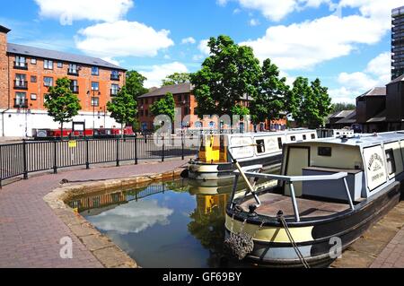 Narrowboats ormeggiata nel bacino del canale, Coventry, West Midlands, Inghilterra, Regno Unito, Europa occidentale. Foto Stock