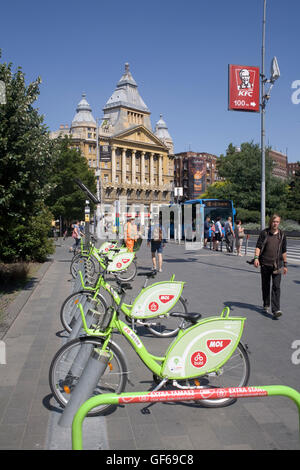 Le biciclette a noleggio a Deak Ferenc ter con Anker palace Foto Stock