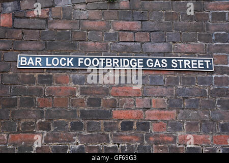 Barra di bloccaggio di passerella segno a Gas Street Basin, Birmingham, Inghilterra, Regno Unito, Europa occidentale. Foto Stock