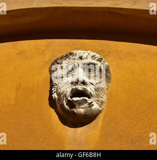 Rilievo di un antico grottesca faccia o maschera su una parete a Venezia Foto Stock