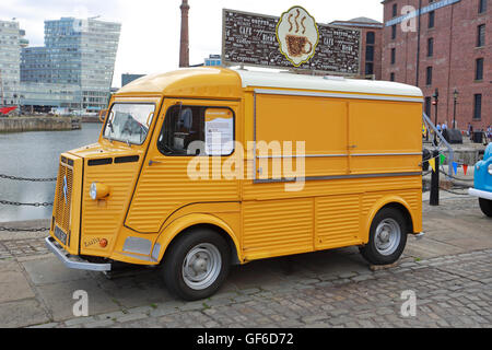 1965 Citroen HY van convertito mobile stazione di caffè, Albert Dock, Liverpool, Merseyside, Inghilterra, Regno Unito. Foto Stock