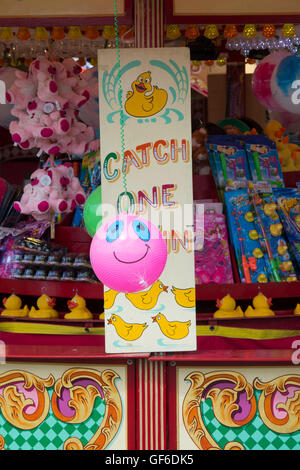 Rosa faccia Smilng palloncino di un gancio tradizionale un anatra fiera in stallo Foto Stock