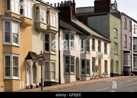 Regno Unito, Inghilterra, Devon, Honiton, High Street, case, shop e caffetteria al di fuori del centro città Foto Stock