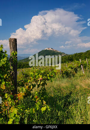 Montona sulla collina con bella nuvole, Croazia Foto Stock