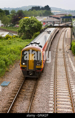 Regno Unito, Inghilterra, Devon, Honiton, treno in partenza stazione ferroviaria sulla Exeter-London Waterloo mainline Foto Stock