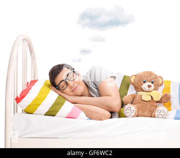 Uomo gioioso dormire con Teddy bear e sognare con una nuvola sopra la sua testa isolata su sfondo bianco Foto Stock