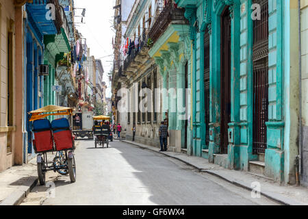 Scena di strada con noleggio taxi a l'Avana Vecchia (La Habana Vieja), Cuba Foto Stock