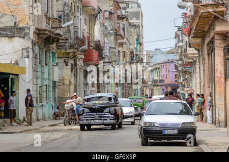 Scena di strada nel centro di Avana (Centro Habana), Havana, Cuba Foto Stock