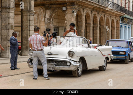 Novelli sposi celebrare il loro matrimonio con un tour di La Habana in una sommità aperta classic car, Paseo de Marti (Prado), Old Havana, Cuba Foto Stock