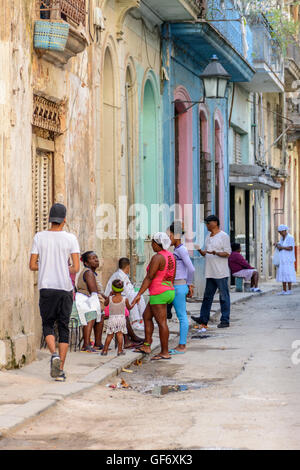 Scena di strada a l'Avana Vecchia (La Habana Vieja), Cuba Foto Stock