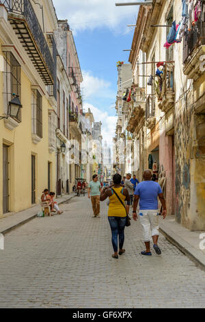 Scena di strada a l'Avana Vecchia (La Habana Vieja), Cuba Foto Stock