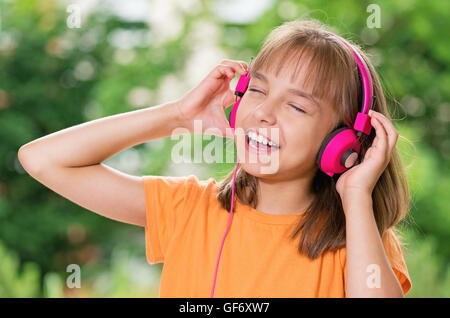 La ragazza con gli auricolari Foto Stock