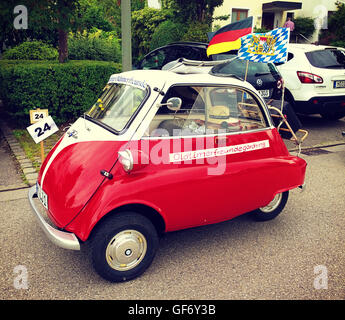 Auto d'epoca BMW Isetta 300 rosso lucido e bianco Foto Stock