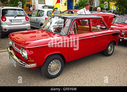 Auto d'epoca a Garching tradizionale sfilata: Classic vintage NSU Prinz vettura prodotta in Germania negli anni 1958 - 1973. Foto Stock
