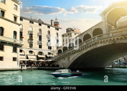 Il ponte di Rialto e nave a Venezia, Italia Foto Stock