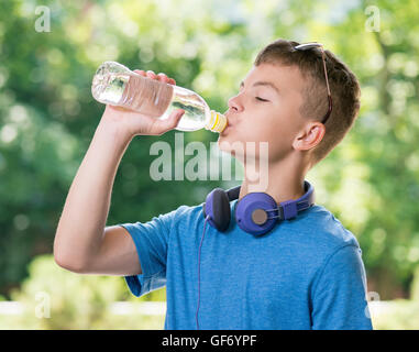 Teen boy acqua potabile Foto Stock