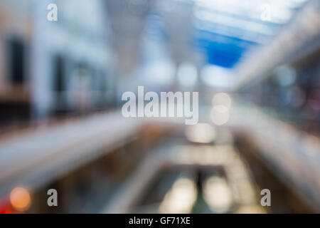 Blured grande mall shopping multi-livello centro con sfondo bokeh di fondo Foto Stock