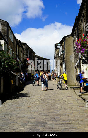 La strada principale di Haworth, West Yorkshire, Inghilterra, Regno Unito. Foto Stock