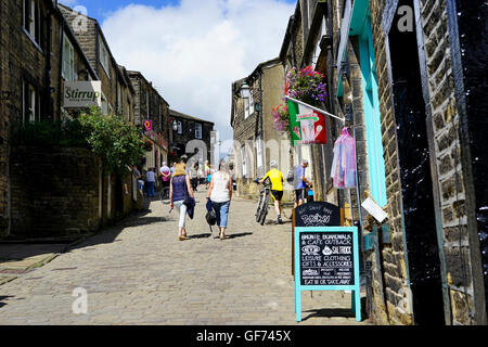 La strada principale di Haworth, West Yorkshire, Inghilterra, Regno Unito. Foto Stock