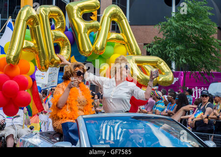 Toronto, CA - 3 Luglio 2016: due trascinare regine impersonando Edina Monsoon e Patsy pietra dal Regno Unito mostra 'assolutamente favoloso'. Foto Stock