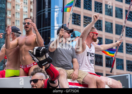 Toronto, CA - 3 Luglio 2016: i partecipanti a Toronto 2016 Gay Pride Parade Foto Stock