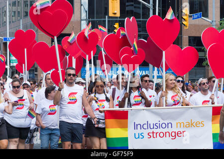 Toronto, CA - 3 Luglio 2016: i partecipanti a Toronto 2016 Gay Pride Parade Foto Stock