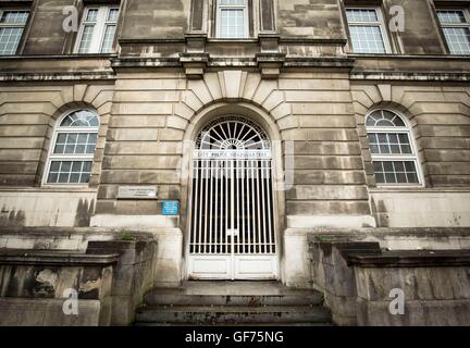 Una vista generale dell'ex Bootle Street stazione di polizia di Manchester, uno degli edifici interessati da ex Inghilterra star Gary Neville svariati milioni di libbra di piani per la costruzione di due nuovi grattacieli nella città di alloggiamento di un hotel a 5 stelle e appartamenti di lusso. Foto Stock