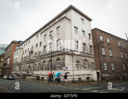 Una vista generale dell'ex Bootle Street stazione di polizia di Manchester, uno degli edifici interessati da ex Inghilterra star Gary Neville svariati milioni di libbra di piani per la costruzione di due nuovi grattacieli nella città di alloggiamento di un hotel a 5 stelle e appartamenti di lusso. Foto Stock