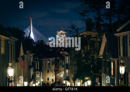 Piacevole strada e il Zakim Bridge nella distanza di notte, in Bunker Hill, Charlestown, Boston, Massachusetts. Foto Stock