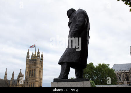 La statua di Winston Churchill a Londra. La foto è stata scattata dopo il francese attacchi terroristici, così, il flag è a metà del montante. Foto Stock