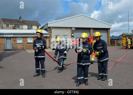 Gli adolescenti con Prince's Trust Irlanda del Nord in formazione con l'Irlanda del Nord il fuoco e il servizio di soccorso. Foto Stock