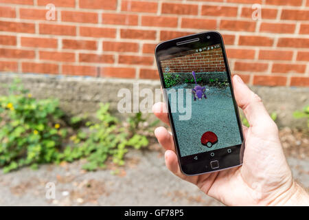 Montreal, CA - Luglio 28, 2016: primo piano di un uomo Gioca Pokemon vai su uno smart phone. Pokemon Go è un gioco di realtà virtuale release Foto Stock