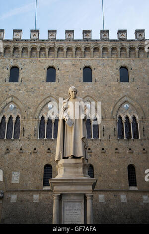 Dettaglio del Sallustio Bandini statua in Siena, Italia Foto Stock