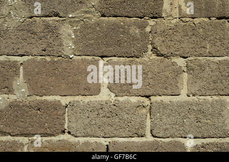 Una texture del vecchio muro fatto di blocchi in calcestruzzo Foto Stock