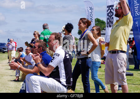 Il tifo gli spettatori in occasione di una partita di polo in Lussemburgo, battendo le mani per i giocatori Foto Stock