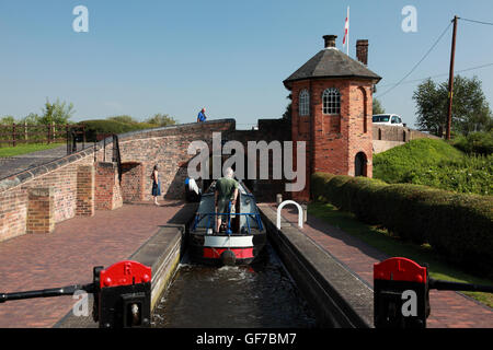 Narrowboat nel secondo dei tre serrature Bratch, Staffordshire e Worcestershire Canal, Wombourne, Staffordshire Foto Stock