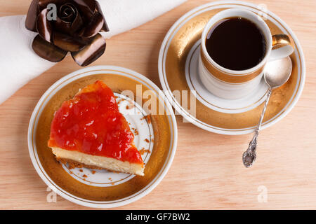 Cheesecake con goiabada brasiliano marmellata di guava su oro bianco piastra vintage con il caffè. Messa a fuoco selettiva Foto Stock