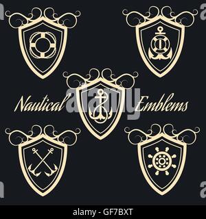 Impostare i badge nautiche e le etichette con le ancore e volante. Isolato su nero Illustrazione Vettoriale