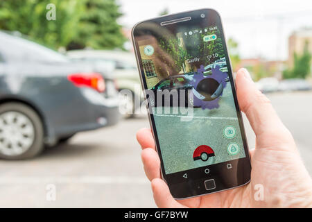 Montreal, CA - Luglio 28, 2016: primo piano di un uomo Gioca Pokemon vai su uno smart phone. Pokemon Go è un gioco di realtà virtuale release Foto Stock