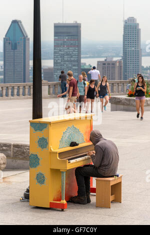 Giovane uomo suonare il pianoforte pubblica sul Mont Royal di Belvedere a Montreal Foto Stock